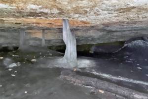 Stalaktiten und Stalagmiten aus Eis in der Glacière de Monlési