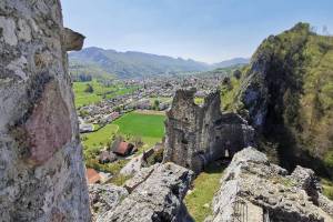 Ruine Neu Falkenstein, in der Tiefe unten die Kapelle St. Wolfgang