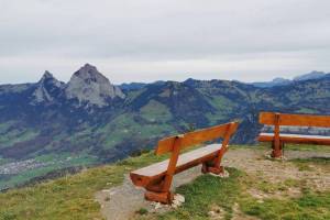 Abstieg vom Fronstalpstock nach Stoos im Hintergrund die beiden Mythen