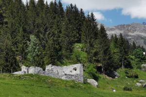 Ruine der alten Caplutta Sogn Benedetg