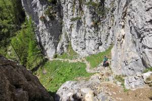 Steiler Abstieg unterhalb des Trou à l'Ours