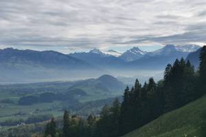 Abstieg nach Blumenstein Blick zu Thunersee und Hochalpen