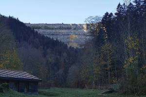 Ferme Robert, Blick von unten zu den Felswänden des Creux du Van