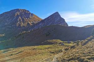 Im Aufstieg zum Churer Joch; hinten links der Gürgaletsch